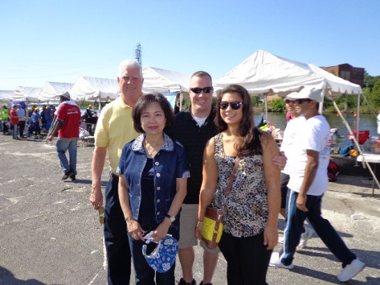 9月7日龍舟賽洪處長與羅州州參議員Edward O’Neill及其家屬合影.