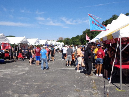 9月7日龍舟賽參與人潮一角.