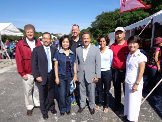 左起 康柏蘭市長Daniel Mckee、克蘭斯敦市長Allan Fung、洪處長慧珠、主辦城市普塔吉市長Donald Grebien、羅州聯邦眾議員David Cicilline、財政廰長Gina Raimondo、當地僑領Louis Yip及活動司儀Sandra Chen。