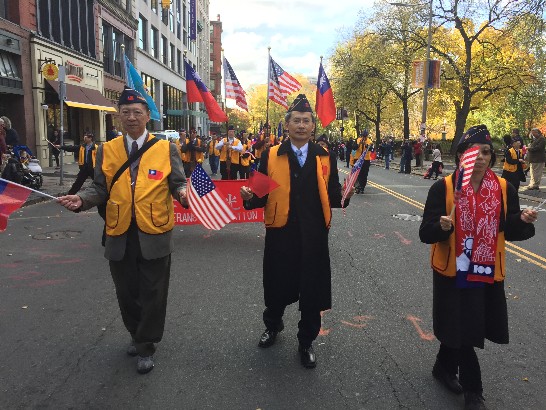 賴處長伉儷參加11月11日退伍軍人節遊行活動