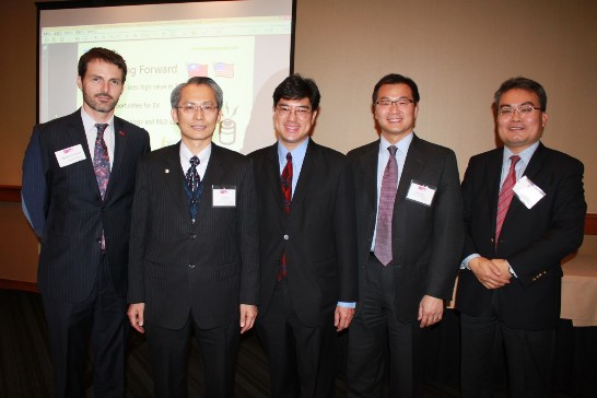 重要外賓：麻州港務局海事處行銷組副組長Michael Vanderbeek、麻州眾議會議員Tackey Chan和E-Ink Corp.財務長聶禮和。(Photo credit:菊子)