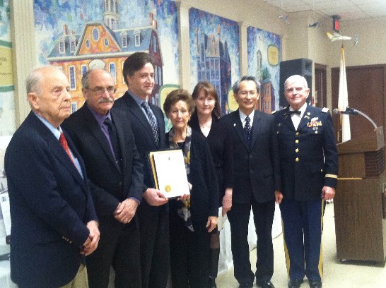 賴處長與W氏之家屬合影