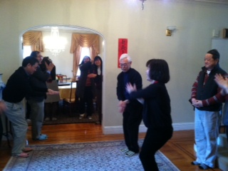 洪處長與華文媒體示範建身操