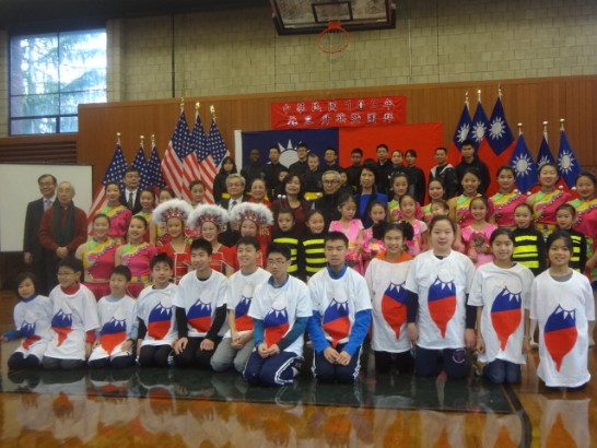 洪處長邀與會僑領及表演團體成員合影。