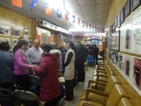 與會人士相互賀年。