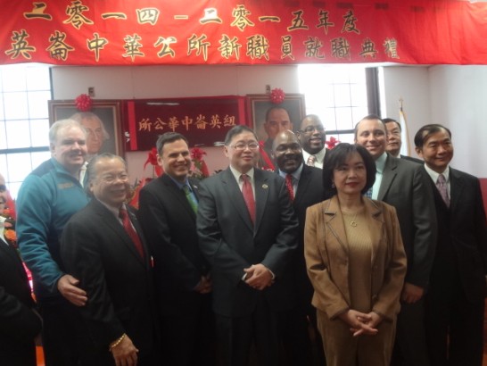 紐英崙中華公所於103年1月4日上午舉行新職員就職典禮新任主席，禮成阮鴻燦先生邀洪處長等貴賓合影。