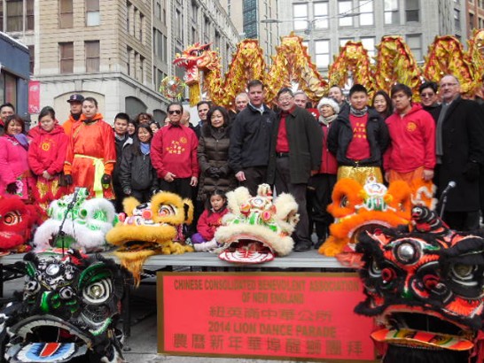 中華公所在華埠舉辦新春華埠醒獅團拜活動，主席阮鴻燦先生邀本處洪處長及波士頓市長Martin Walsh、市議長Bill Linehan(右一)等麻州多位政要貴賓上台合影。