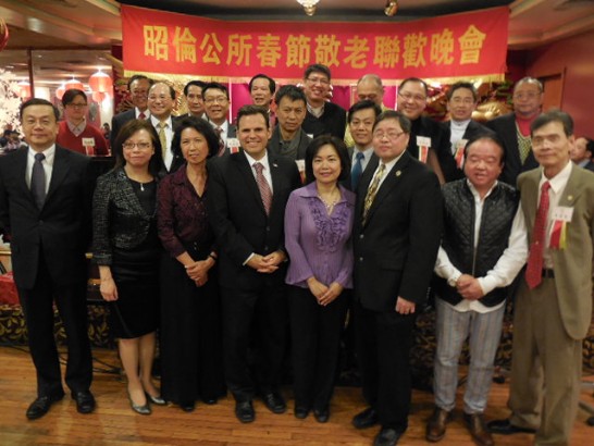 紐英崙昭倫公所103年2月22日舉辦春宴，主席許揚威先生(前排右一)邀洪處長(前排右四)及郭主任(前排左一)等貴賓及僑領合影。