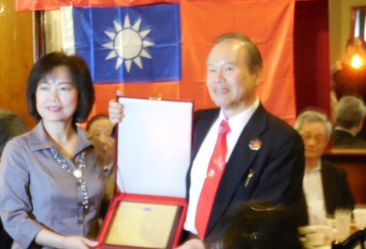 會中洪處長另轉致僑務委員會獎牌，表彰僑務顧問游勝雄先生熱心公益，慷慨助人之美德嘉行。