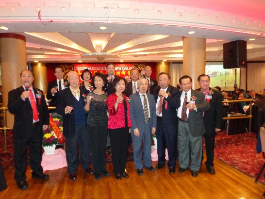 洪處長出席潮州同鄉會春宴，向嘉賓敬酒。