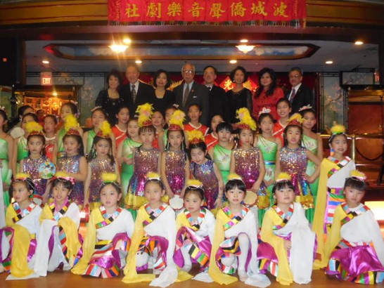 僑聲音樂劇社於103年3月8日舉辦春宴，洪處長(後排左三)等貴賓應邀出席並與表演團體合影。