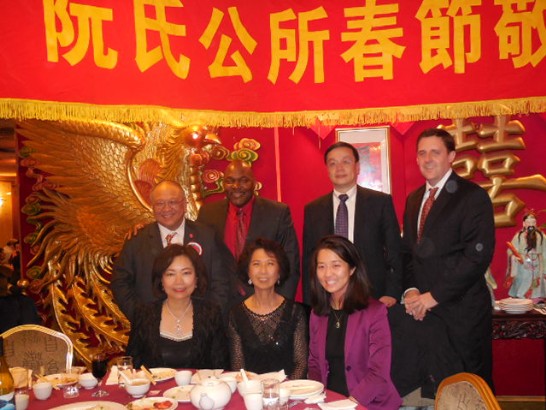 阮氏公所舉辦春宴於103年3月8日舉辦春宴，洪處長(前排左一)、僑務委員馬滌凡及市議員Michelle Wu及僑教中心郭主任大文(後排右二)等貴賓合影。