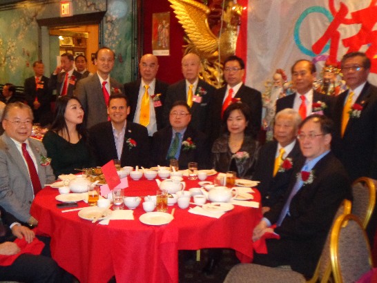 伍胥山公所103年3月16日舉辦春宴，洪處長(坐右三)偕陳副處長及僑教中心郭主任應邀與會，席間該公所主席邀洪處長等貴賓合影。