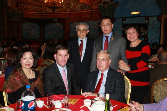 席間洪處長與波士頓市長Martin Walsh、前市長Thomas Menin(前排)僑務諮詢委員陳毓禮先生，陳文棟先生及余麗媖女士等合影(後排)。(菊子提供)