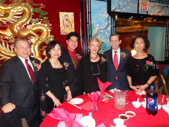 洪處長(左二)與麻州財政廳長Steven Grossman夫婦(右二、右三) 等政要及僑務委員馬滌凡女士(右一)合影。(菊子提供)