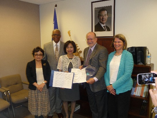 左起:文化部駐紐約文化中心游主任淑靜，麻州大學Amherst校區文藝中心主任Willie Hill，本處洪處長，5校聯盟執行長Neal Abraham及發展部主任Nancy Goff