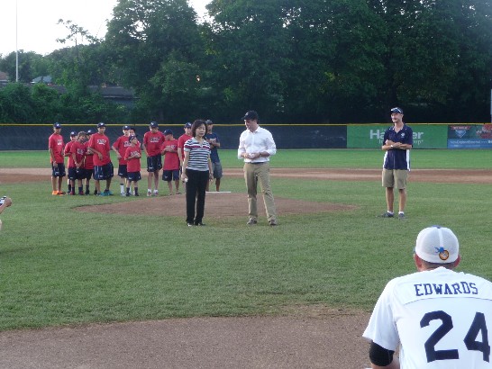 洪處長與麻州州眾議員Daniel Donahue共同開球