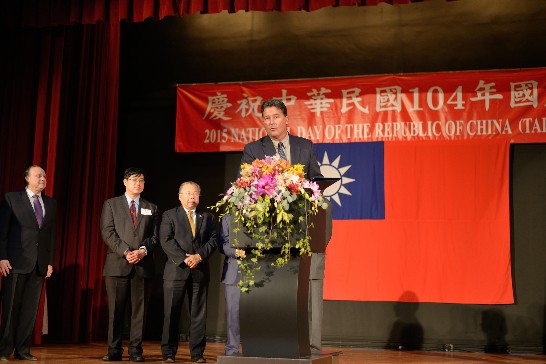 麻州參議會助理多數黨領袖Mark Montigny宣讀決議文