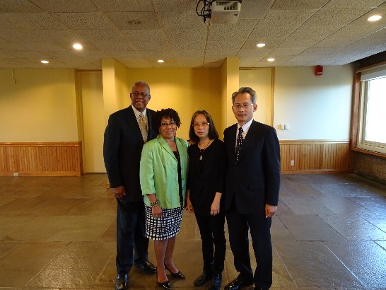 右起: 賴處長夫婦與麻州大學藝術中心主任Willie Hill夫婦合影