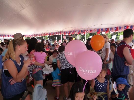 台灣日活動手工藝攤位人潮眾多
