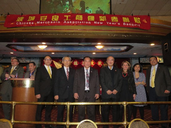 賴處長參加安良工商會春宴，與貴賓合影。