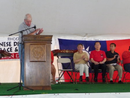 2008年「台灣日－龍舟賽」活動主持人介紹楊處長(左)僑委會薛副委員長盛華(中,紅恤)