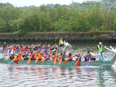 2008年「台灣日－龍舟賽」中參賽隊伍準備奪旗