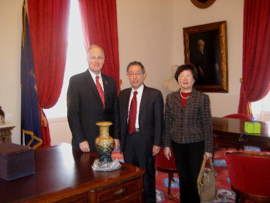 楊國棟處長夫婦應邀出席佛蒙特州長Jim Douglas 就職典禮與州長合影