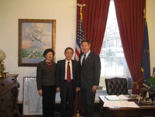 楊國棟處長夫婦與副州長Dubie合影