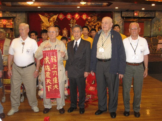 楊處長(中)與飛虎協會主席Frank Losonsky(左二),Charles Baisden等合影