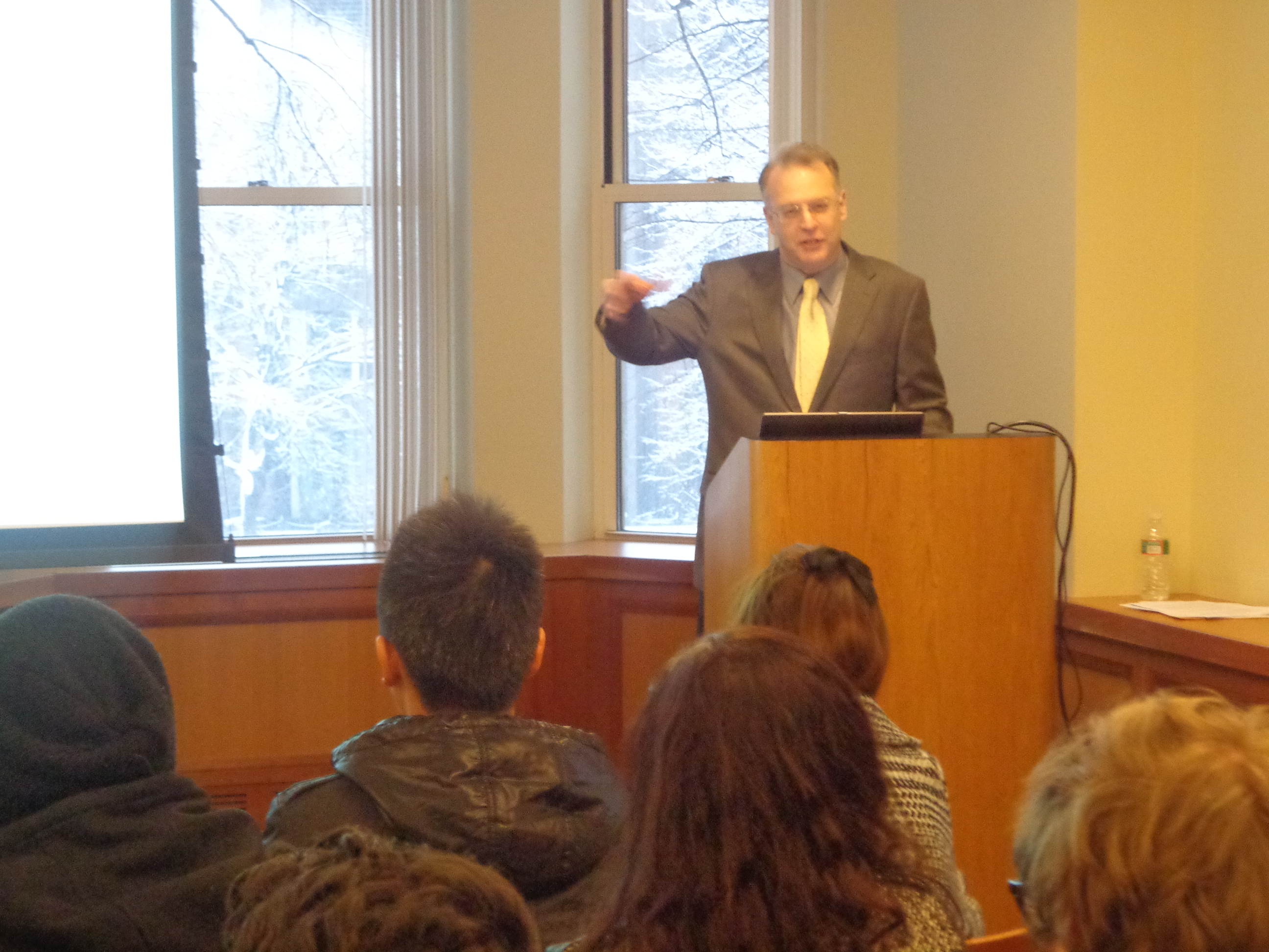 羅倫佐教授2月3日向薩福克大學100餘位師生演講中華民國民主現況情形