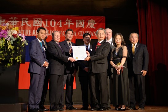 國慶酒會麻州參眾議員代表致贈決議文