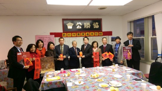 Director General Ho poses with Hip Sing Association Chicago Chapter for a commemorative photo.