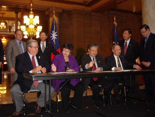 台灣農訪團於美國當地時間26日在印第安納州州政府大廳與印州玉米及黃豆兩大協會簽署採購意向書。
