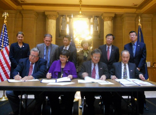 台灣農訪團於美國當地時間26日在印第安納州州政府大廳與印州玉米及黃豆兩大協會簽署採購意向書。駐芝加哥辦事處處長申佩璜（後排右1）等人見證簽署儀式。