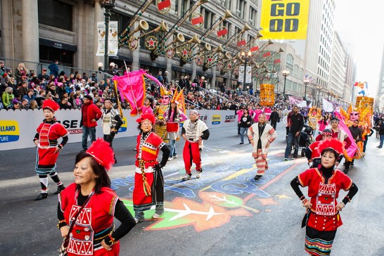 駐芝加哥台北經濟文化辦事處首度以「Taiwan Touch Your Heart」為主題，應邀參加芝加哥「麥當勞感恩節大遊行」，由當地熱心僑胞及志工組成隊伍展演山地舞蹈。