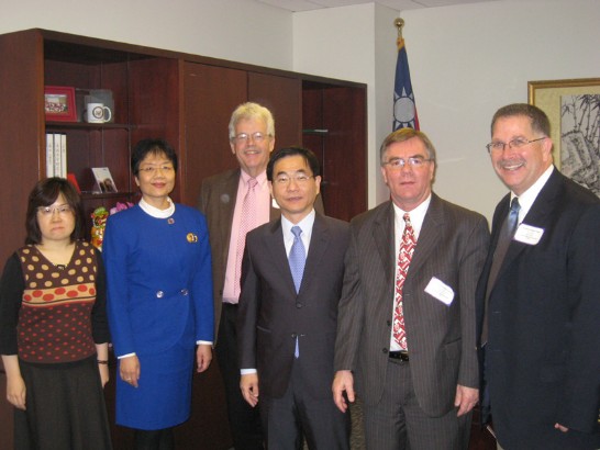 印第安納州波特蘭市市長(Mayor, City of Portland, IN)Randy Geesaman、溫徹斯特市長(Mayor, City of Winchester, IN) Steven Croyle及傑郡學區長(Superintendent of Jay County School Corporation, IN)於3月11日聯袂拜會駐芝加哥台北經濟文化辦事處葛處長，文化組陳組長幗珍及盛組長逸琴在座陪見。