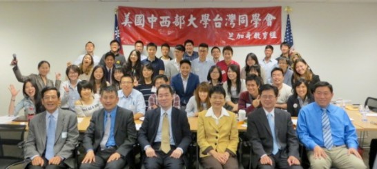 何處長震寰(第一排左三)與2014美國中西部大學台灣同學會與會人員合照