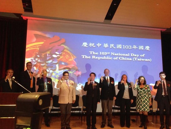 駐芝加哥辦事處處長何震寰(右5)與美國貴賓舉杯共祝中華民國國運昌隆