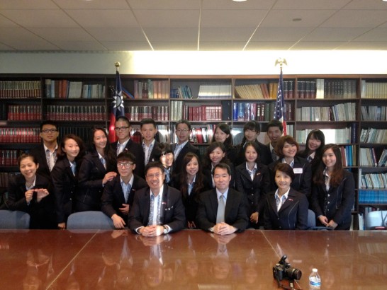 中華民國國際青年大使訪問團拜會駐芝加哥辦事與何震寰處長(前排中)合照