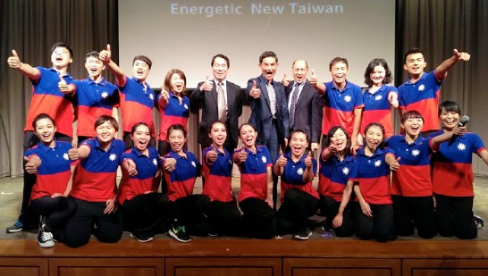 何震寰處長與青年大使北美二團團員合影