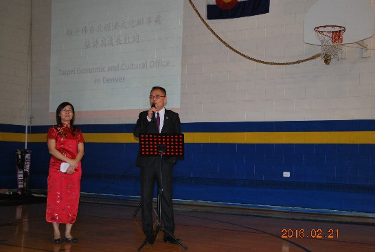 張詩瑞處長於科州中文學校元宵節慶祝活動致詞，左為該校校長俞嘉芳