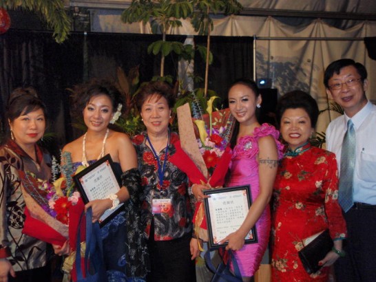 Director General Paul Wang(right 1), Mrs. Anna Kao(right 2), Advisor of the Overseas Compatriot Affairs Commission (OCAC), Singer Lea Kao(right 3),Mrs. Mei-Lih Huang(right 4), Advisor of the OCAC, Singer Francesca Kao(right 5)and Ms. Lulu Cheng(right 6), President of Chinese Ladies Association of Guam   