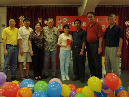 Mr. Chin-Chia Huang(right 3), Advisor of the Overseas Chinese Compatriot Affairs Commission, donates 1,000 U.S. dollars to the Guam Chinese School. Ms. Sung-Hsiang Lai(right 4), Principal of the Guam Chinese School and Mr. Michael Randall(right 2), Director of Board of the Guam Chinese School receive the said donation.    
