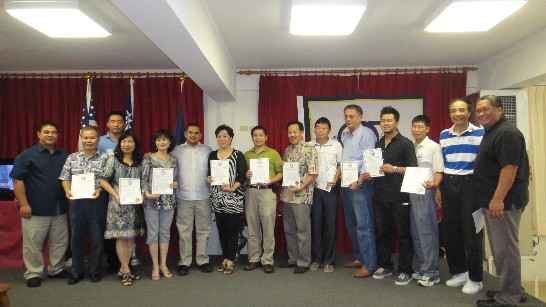 關島各僑團代表獲關島議會頒贈褒揚狀殊榮。