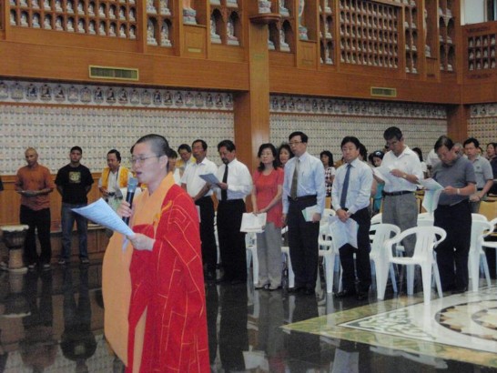 關島佛光山住持釋妙度法師(前)主持佛誕節浴佛祈福法會，前排右1為駐關島日本總領事Yoshiyuki Kimura、右2至3為駐處王處長保新夫婦、右4為關島日本社團會長Toyohito Yoneyama。