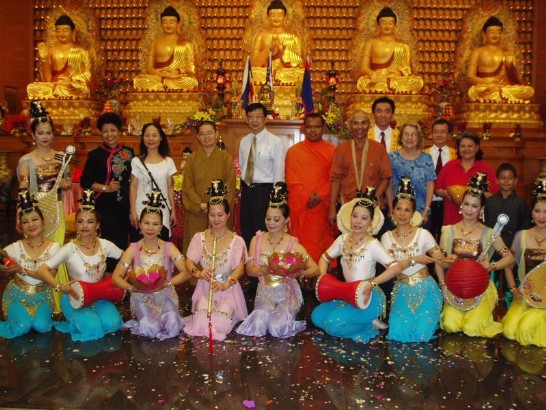 駐處王處長保新及關島佛光山釋妙度法師(後排中間)與台灣敦煌舞團及關島查莫洛原住民傳統擊鼓演出人員合影。