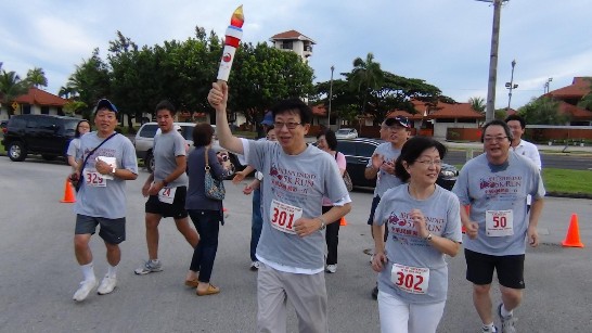關島僑界慶祝中華民國建國一百年舉行和平聖火傳遞5公里接力路跑