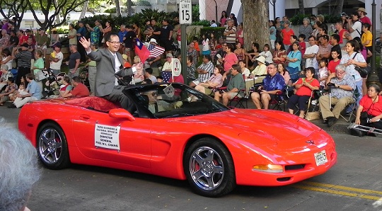 章處長向民眾揮手致意