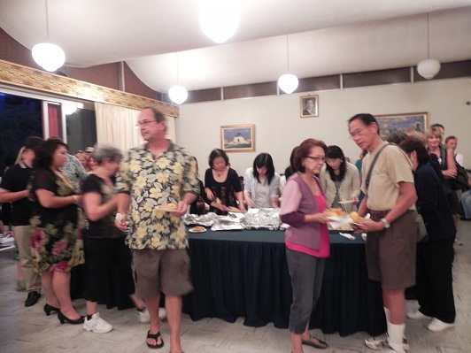夏威夷州眾議員程慧蘭(Corinne Ching)所舉辦年度”Candle Light Tour”活動一行約70餘人於本(2)月18日下午6時30分搭乘夏威夷觀光巴士(Trolley)至駐檀香山台北經濟文化辦事處參觀，章處長偕相關同仁在場歡迎。